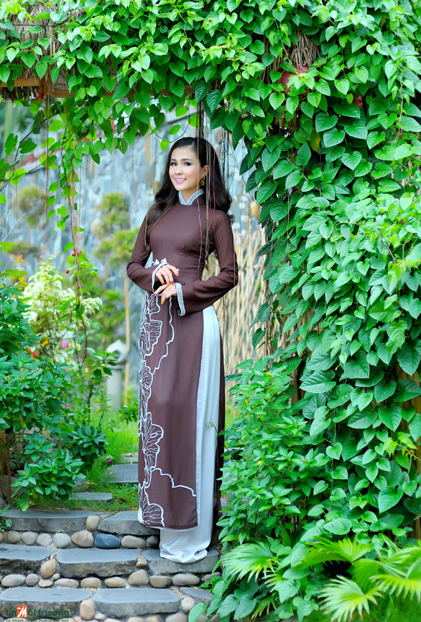 DVĐA[-]Thùy[-]Trang[-]đẹp[-]nền[-]nã[-]trong[-]tà[-]áo[-]dài[-]của[-]NTK[-]Việt[-]Hùng